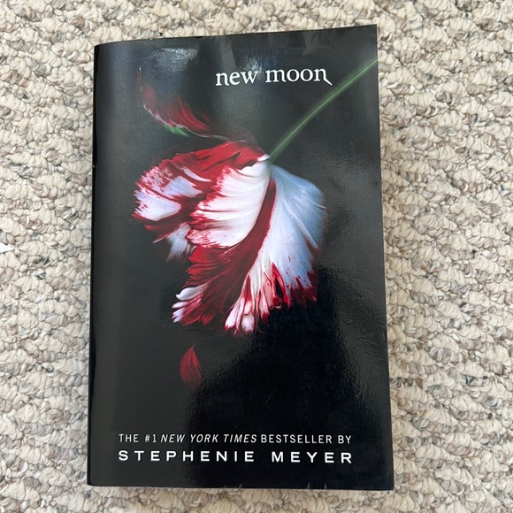 New Moon paperback, book 2 of 4 in Twilight Saga by Stephanie Meyer - Picture 2 of 16